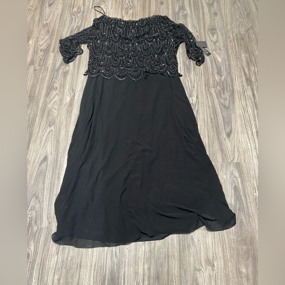 J Kara Women's Petite 3/4 Scallop Beaded Pop Over Gown Size 20W - Picture 3 of 10